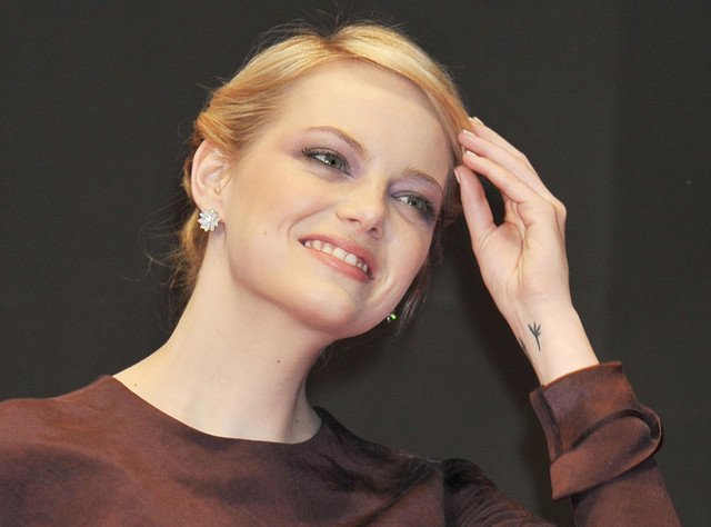 Emma Stone resplendent in Van Cleef & Arpels